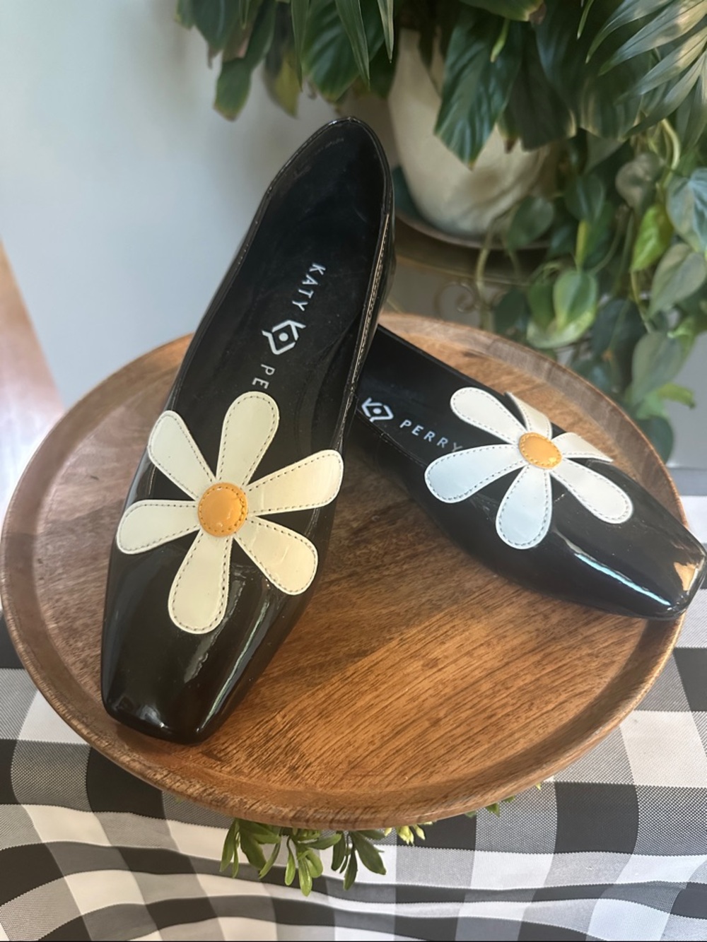 Katy Perry Evie Daisy Black Patent Flats with White Daisy size 5.5 NWOT